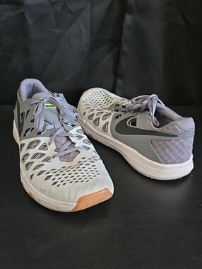 Nike Men's Athletic Shoes in Light Gray, Lavender, and Gum